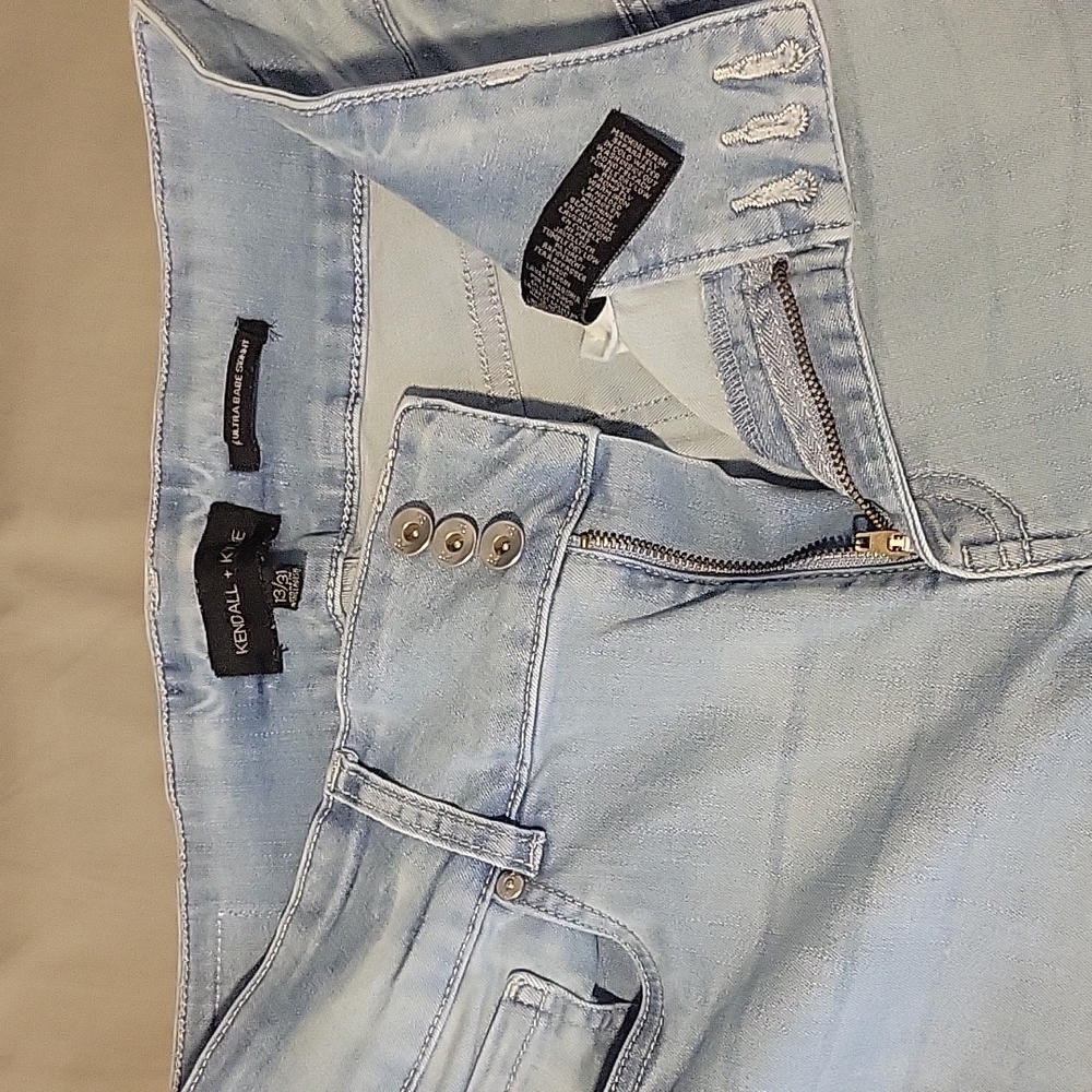Distressed Crop Pant - Picture 4 of 9